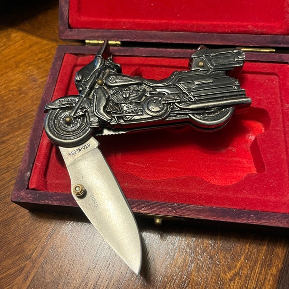 Harley Davidson 2003 display of 1976 Electra Glide Road Rally Edition and Knife - Picture 3 of 14